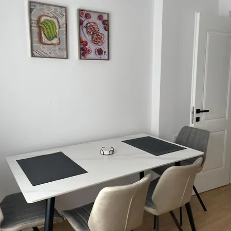 Sunny Center Apartment Lezhe